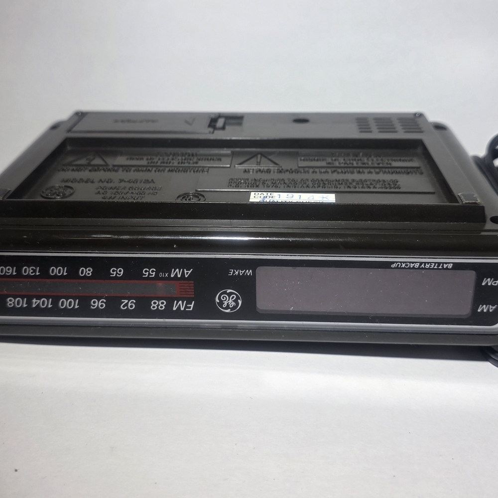 GE Digital Alarm Clock Radio AM FM  7-4612A Woodgrain Vintage TESTED - Picture 5 of 5